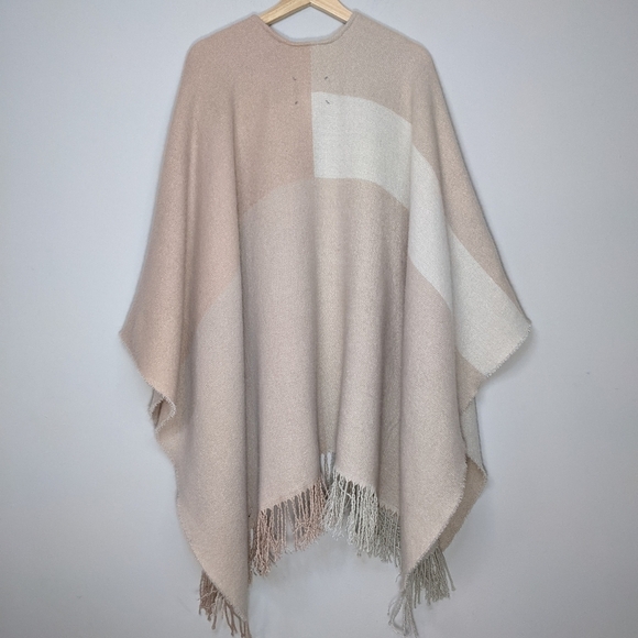 SOIA & KYO Blush Rose Pink Fringe Shawl Scarf Wrap Cardigan Blanket Poncho OS - Picture 11 of 16